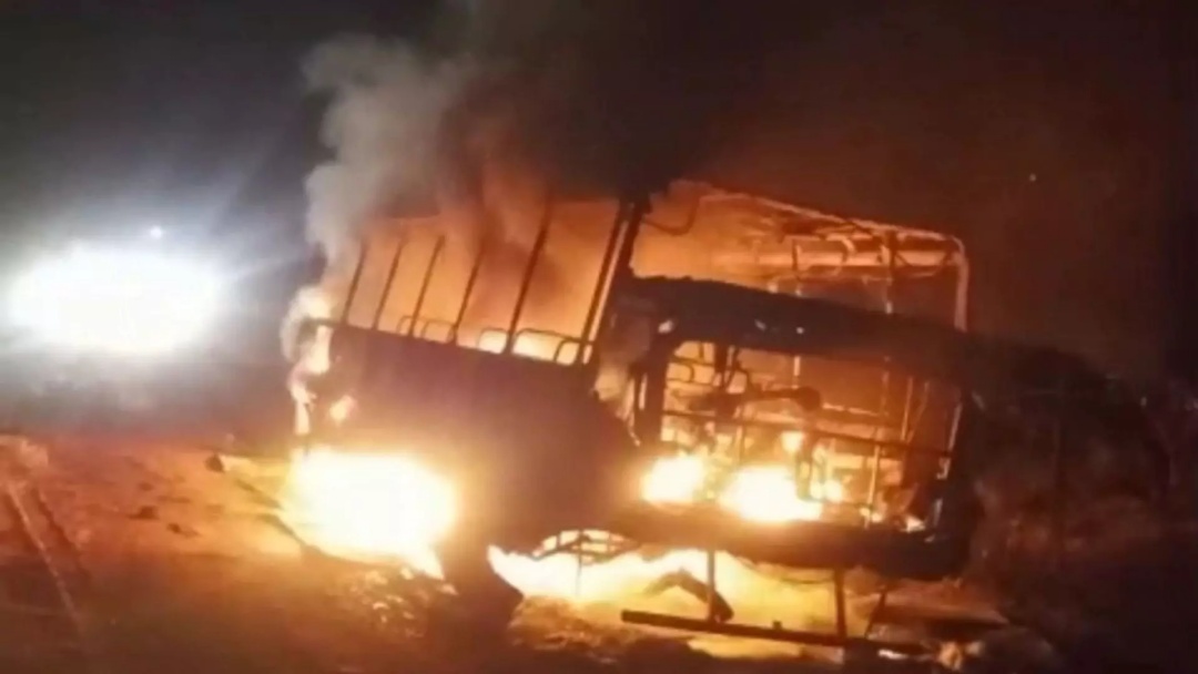 Micro-&ocirc;nibus que transportava cinco estudantes pega fogo em assentamento de MS