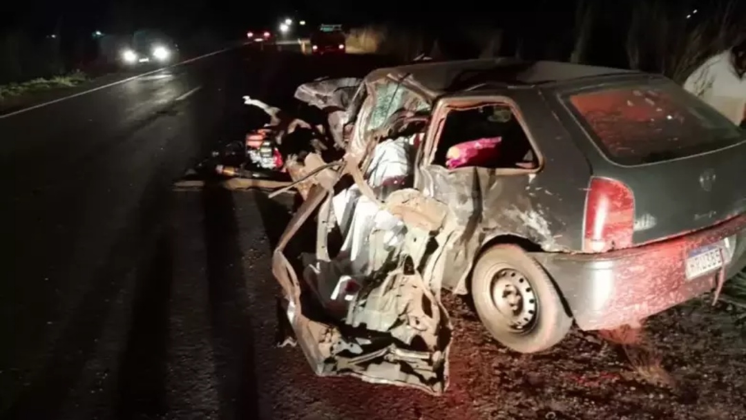 Motorista morre e tr&ecirc;s ficam feridos ap&oacute;s colis&atilde;o frontal 