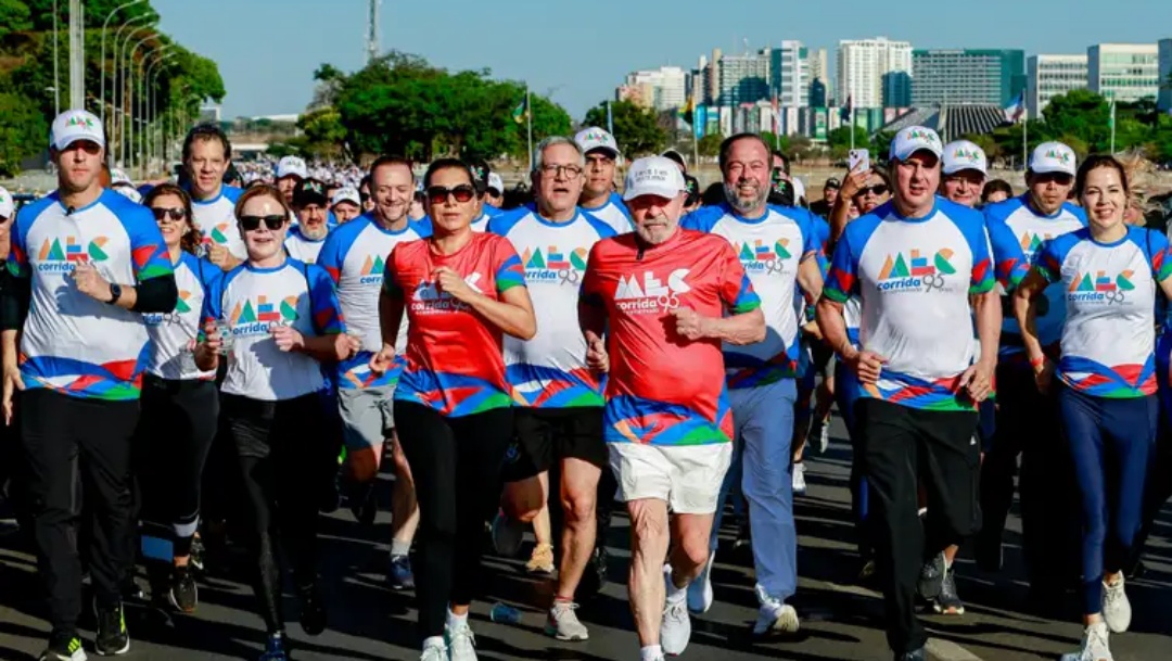 &#039;Brasil ser&aacute; soberano pela educa&ccedil;&atilde;o&#039;, diz o presidente Lula na corrida do MEC 95 anos