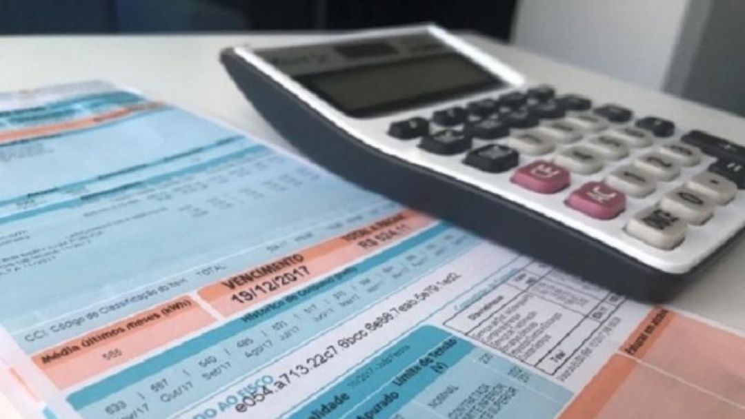 Conta de luz ter&aacute; al&iacute;vio parcial, mas tarifa extra continua em outubro