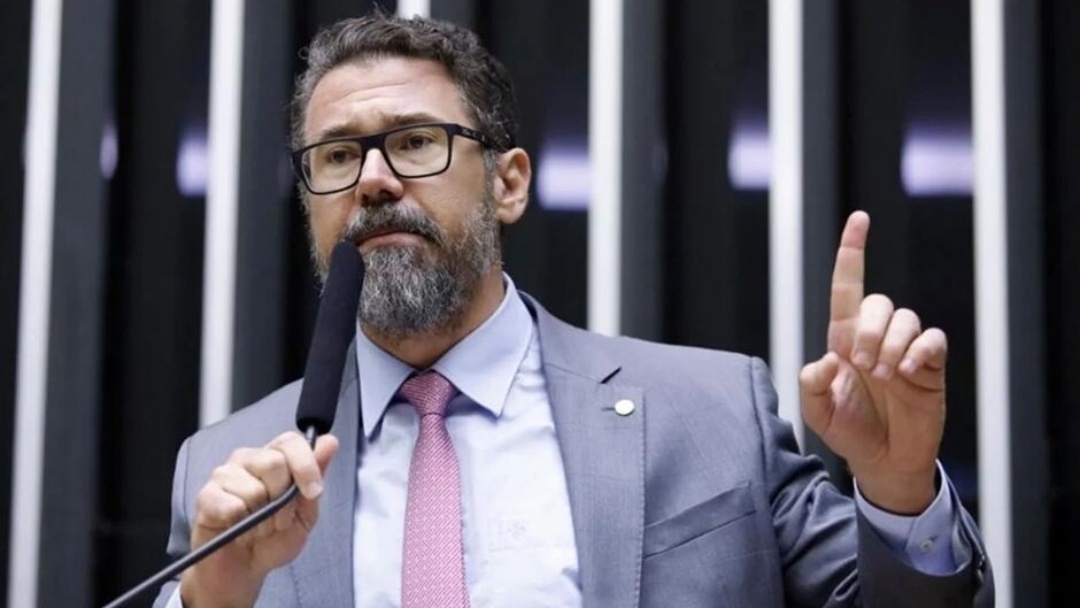 Pollon quer mudar lei e punir ju&iacute;zes por soltura de assassinos e estupradores   