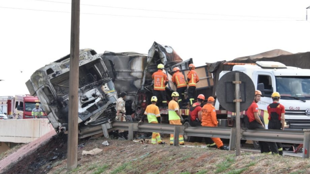 Colisão frontal sobre viaduto "explode" caminhão, mata 1 e deixa outro preso nas ferragens