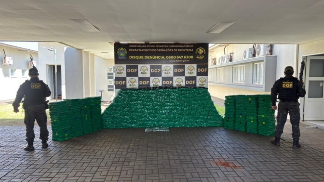 Pol&iacute;cia apreende 1,6t de maconha e recupera caminhonete roubada no Paran&aacute;