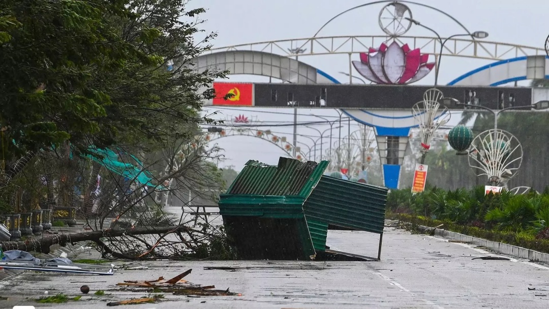 Tuf&atilde;o mata ao menos 8 pessoas e deixa 17 desparecidas no Vietn&atilde;