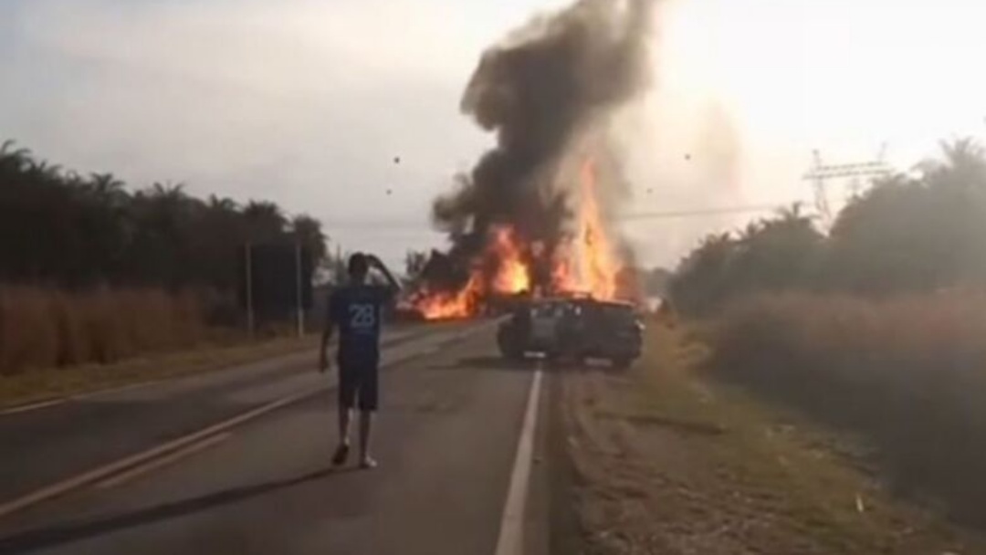 Acidente entre carro e carreta deixa um morto e interdita rodovia