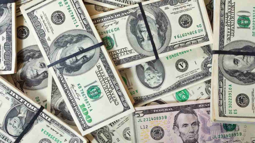 Dólar cai diante do cenário externo e termina a R$ 5,30