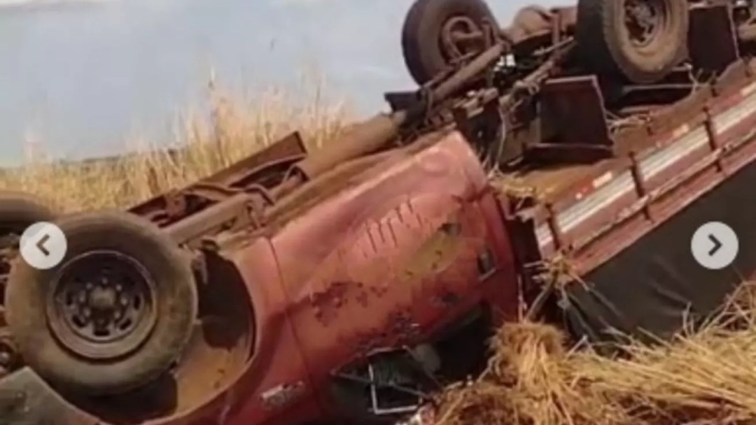 Motorista fica ferido em capotamento de caminhonete