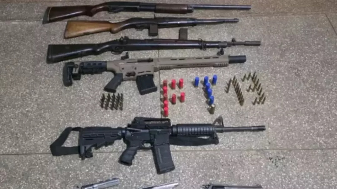 Pol&iacute;cia apreende arsenal durante abordagem na MS-240