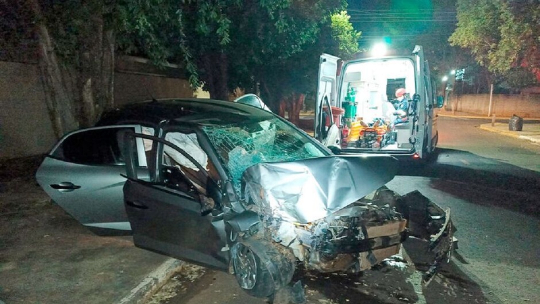 Motorista perde controle de carro, bate em &aacute;rvore e fica ferido em Aquidauana   