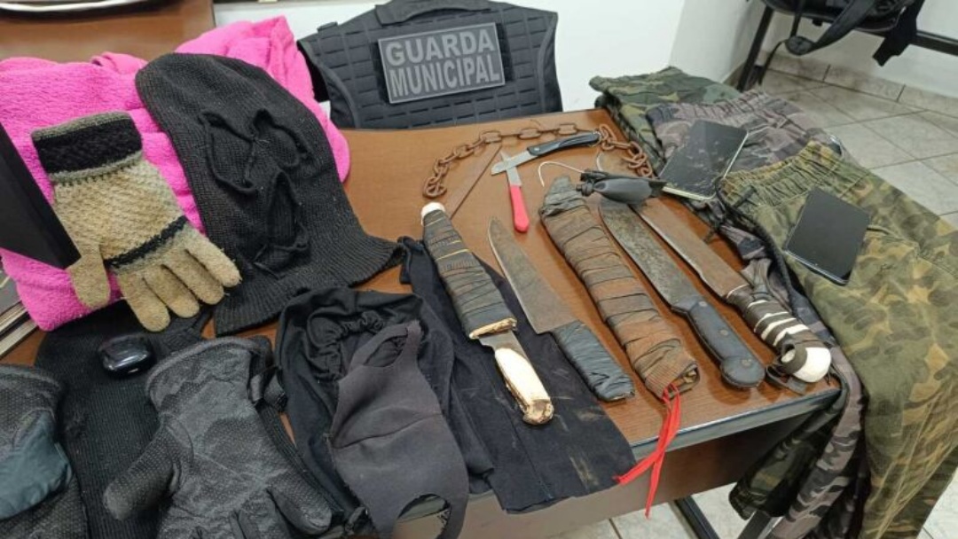 Menores s&atilde;o apreendidos com fac&otilde;es em escola e afirmam que articulavam &#039;massacre&#039;