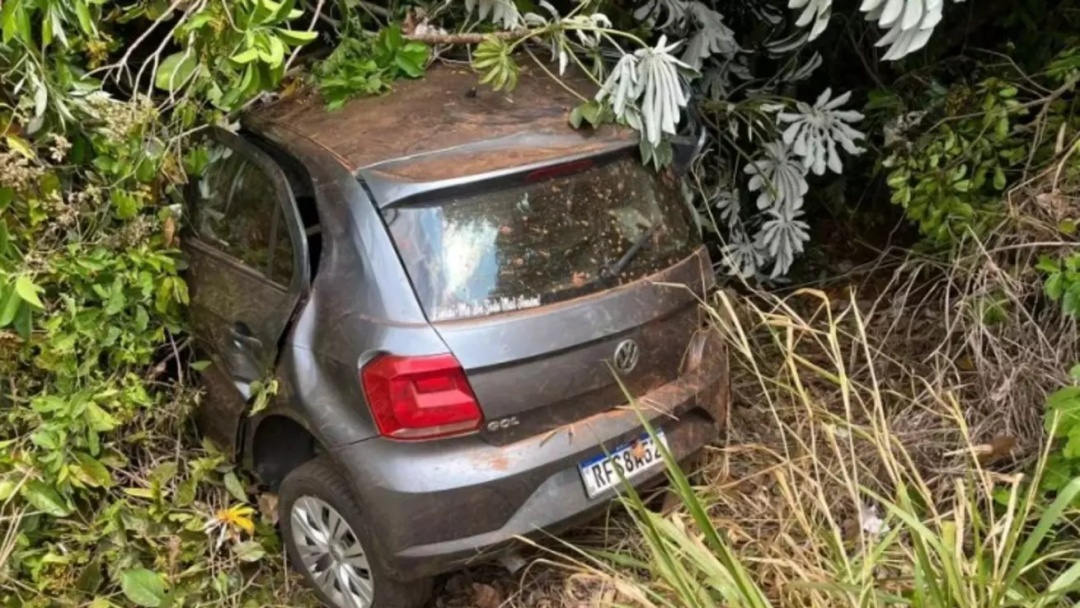 Motorista perde controle da dire&ccedil;&atilde;o na MS-040 e morre ao ser arremessado de carro