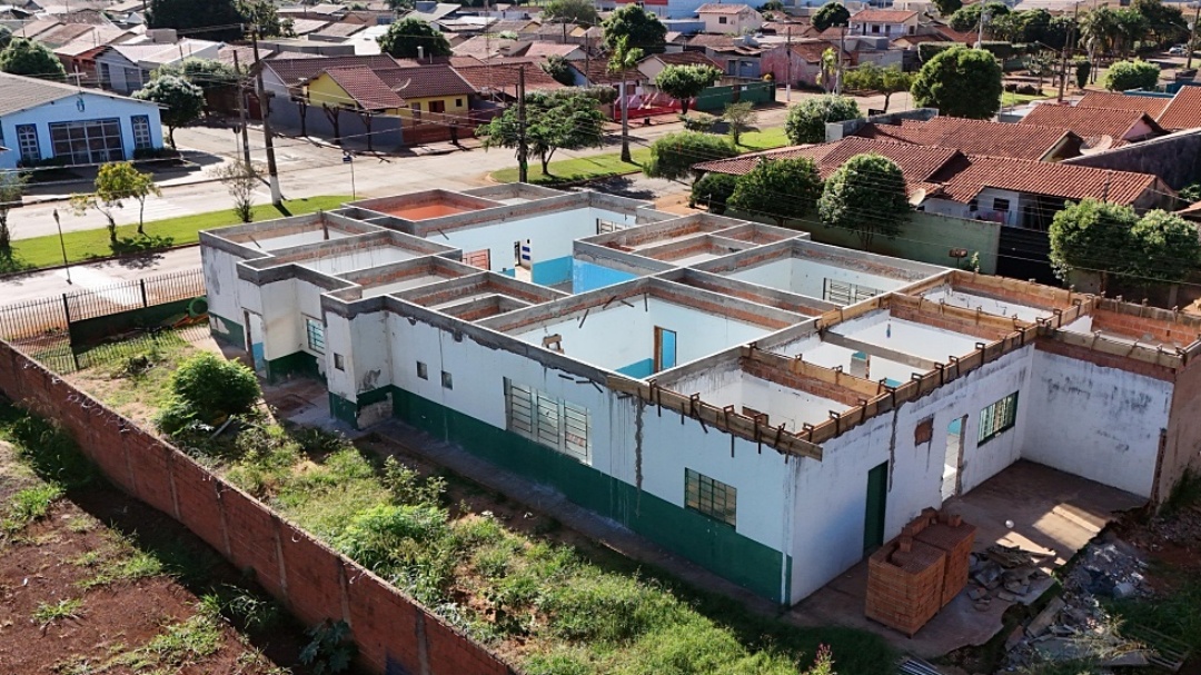 Prefeitura planeja entregar reforma do CMEI Cantinho Feliz em dezembro e enfrenta desafio de garantir recursos para obras em quatro escolas