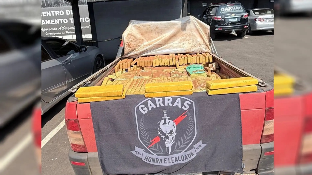 Homem de 20 anos &eacute; preso com 800 kg de maconha em Fiat Strada