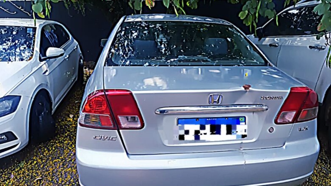 Pol&iacute;cia recupera na fronteira ve&iacute;culo com registro de roubo