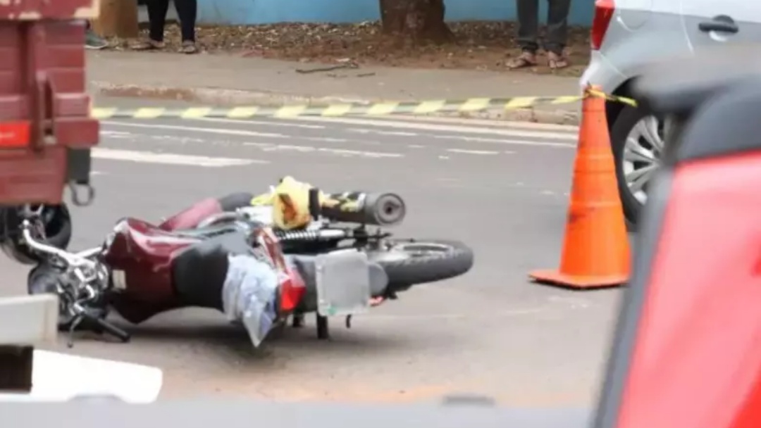 Mulher morre ap&oacute;s cair de moto e ser atropelada por caminh&atilde;o