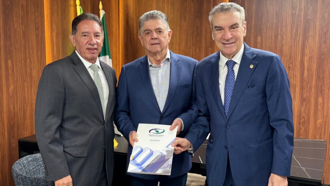 Presidente da ALEMS recebe do TCE parecer sobre contas do Governo de 2024