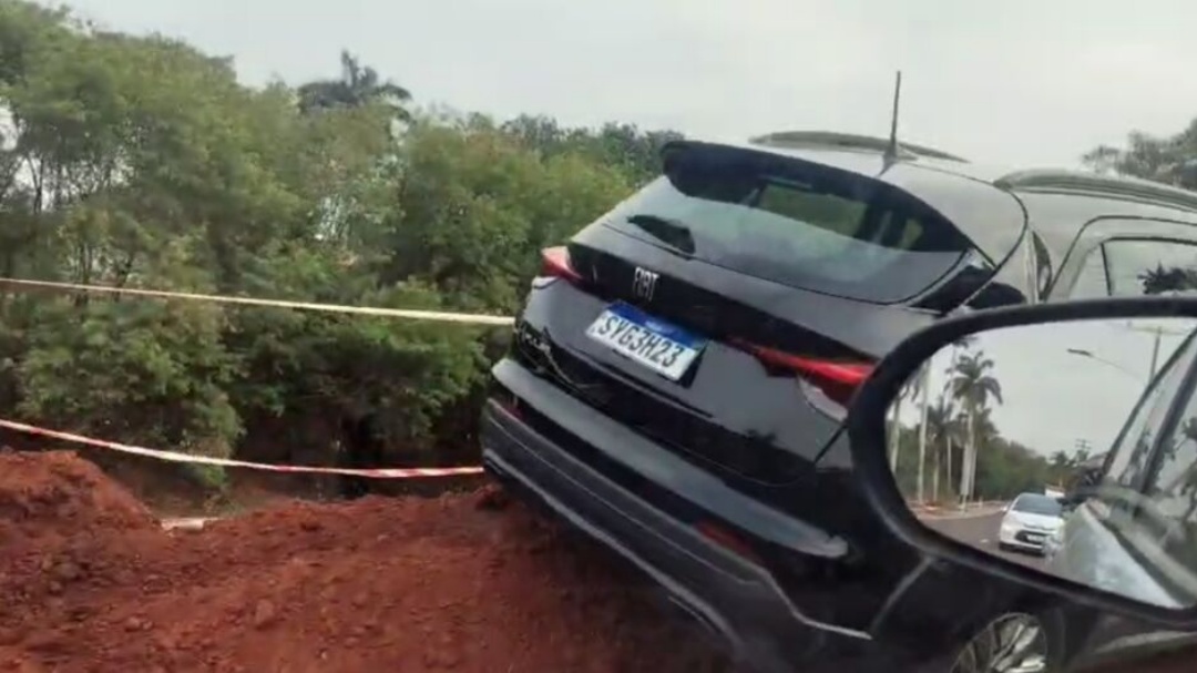 Carro invade faixa interditada e quase cai em barranco do rio Anhandu&iacute; 