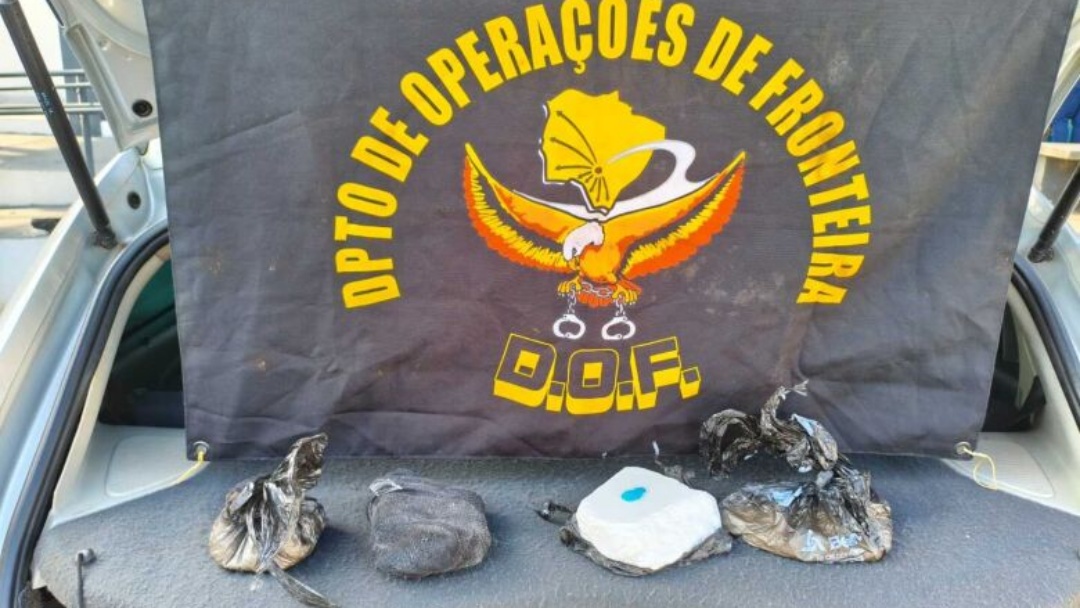 Motorista &eacute; flagrado com coca&iacute;na ap&oacute;s tentar fugir na BR-262