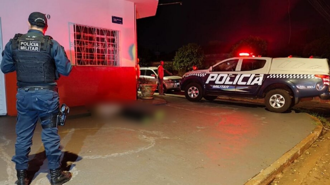 Homem &eacute; morto com facada no peito durante bebedeira em Dourados   