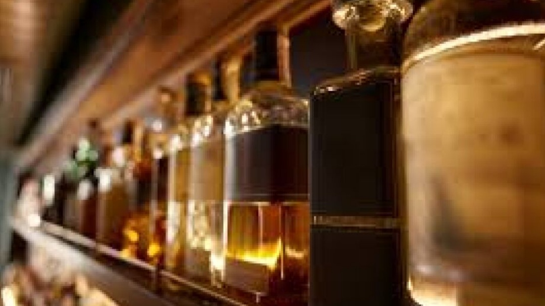 Mercado Livre suspende anúncios de bebidas destiladas; apenas autorizados poderão republicar