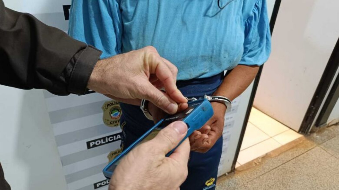 Mulher &eacute; presa por maus-tratos ap&oacute;s ser encontrada embriagada com duas crian&ccedil;as