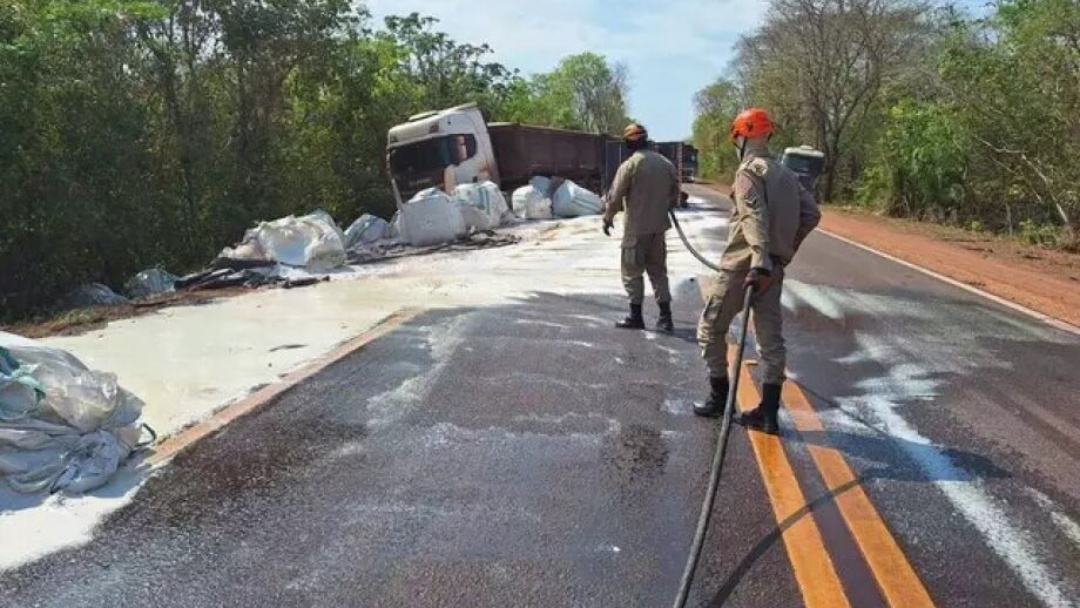 V&iacute;deo mostra zigue-zague de caminhoneiro que tombou carga na BR-262   