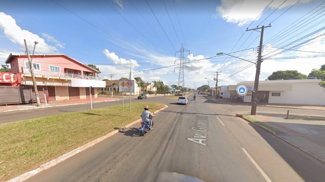 Motociclista &eacute; atingido por carro e quebra a perna em batida na Avenida Guaicurus   