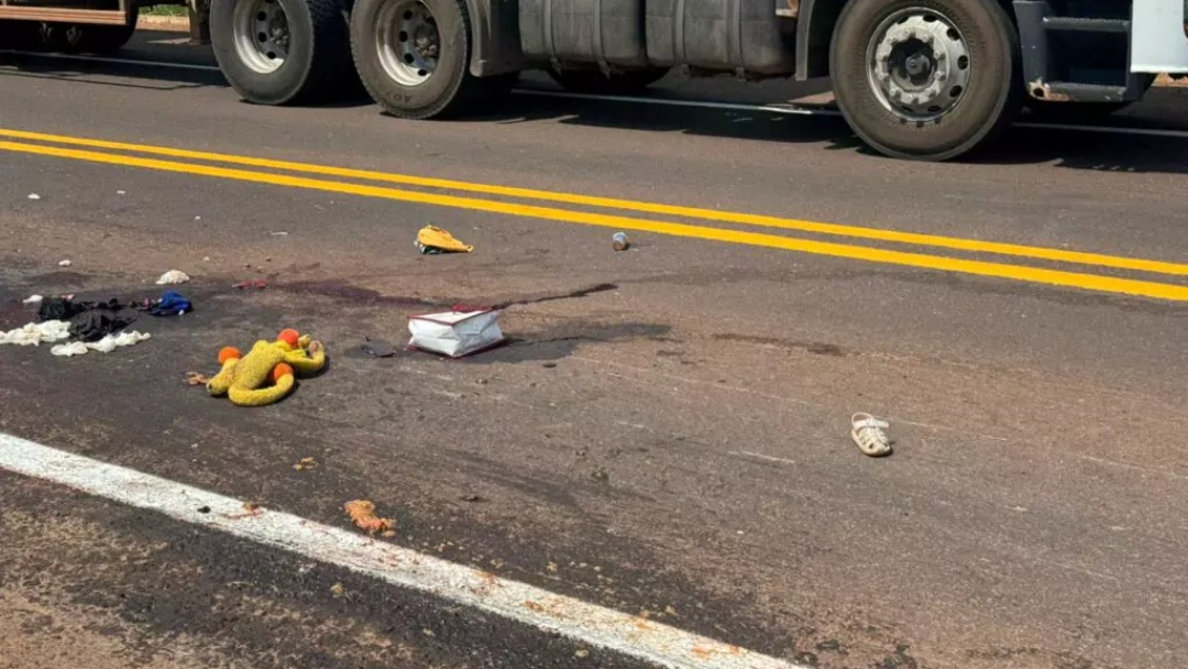 Mulher tem perna amputada e criança de 4 anos fica ferida em acidente com caminhão em Campo Grande