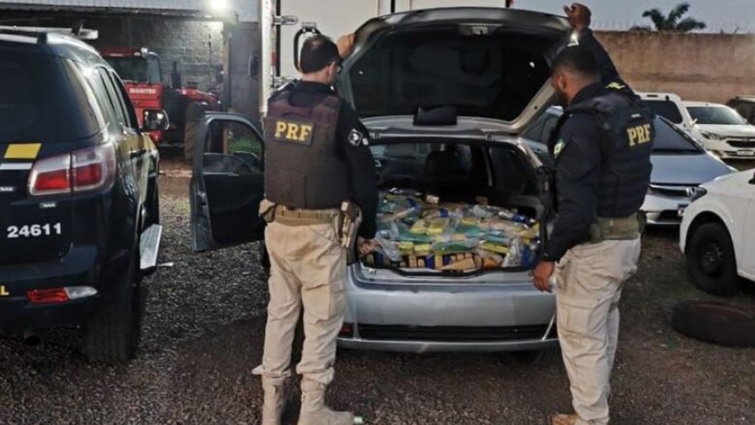 Traficante foge a p&eacute; e abandona ve&iacute;culo com quase 600 quilos de drogas