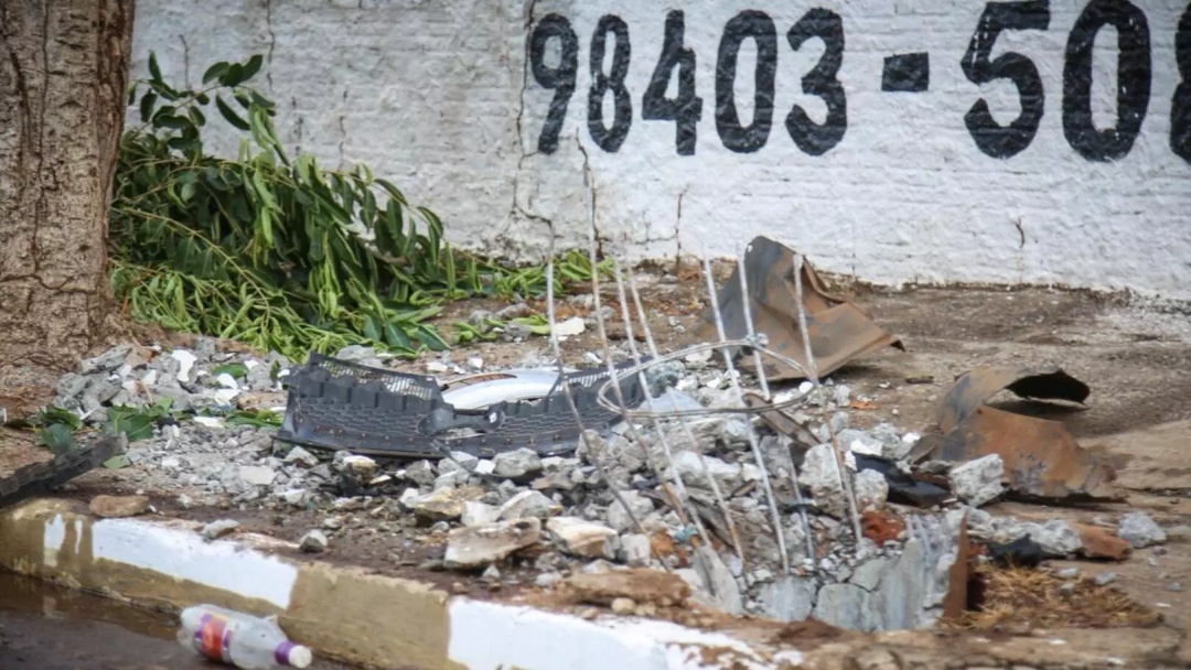 Motorista destr&oacute;i carro em poste e deixa moradores do Jardim Im&aacute; sem luz