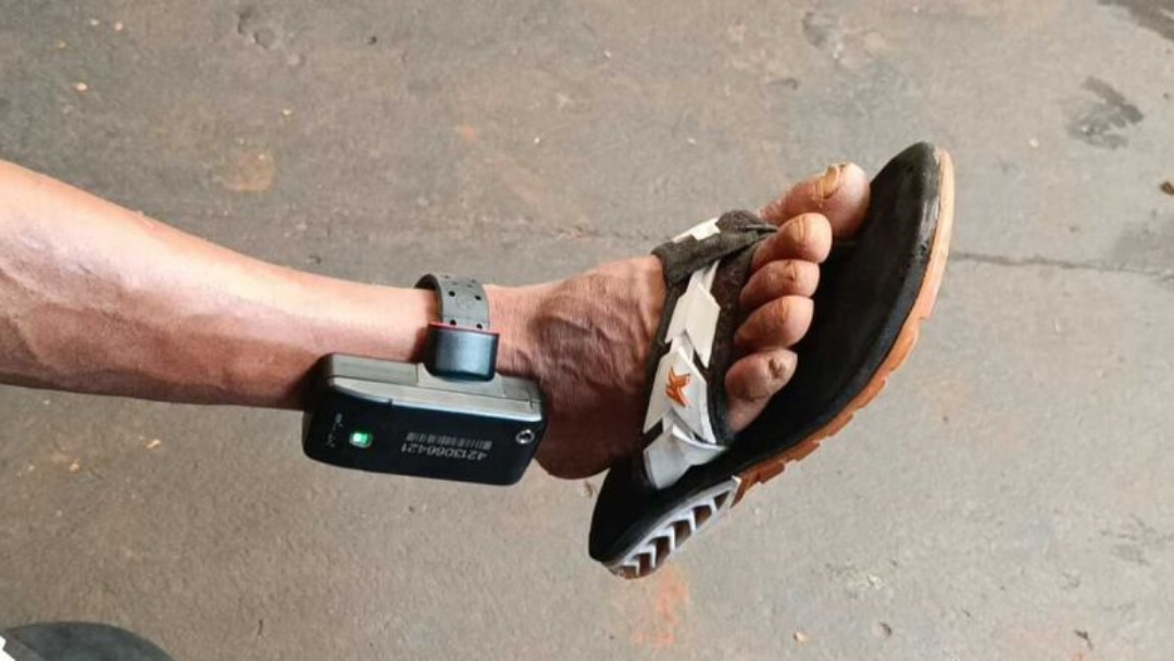 Homem com tornozeleira eletr&ocirc;nica &eacute; preso ap&oacute;s furtar bicicleta pr&oacute;ximo &agrave; feira livre