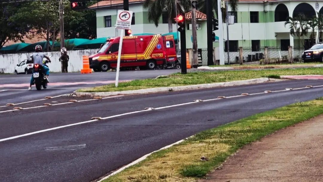 Motociclista com CNH vencida &eacute; socorrido ap&oacute;s acidente na Duque de Caxias