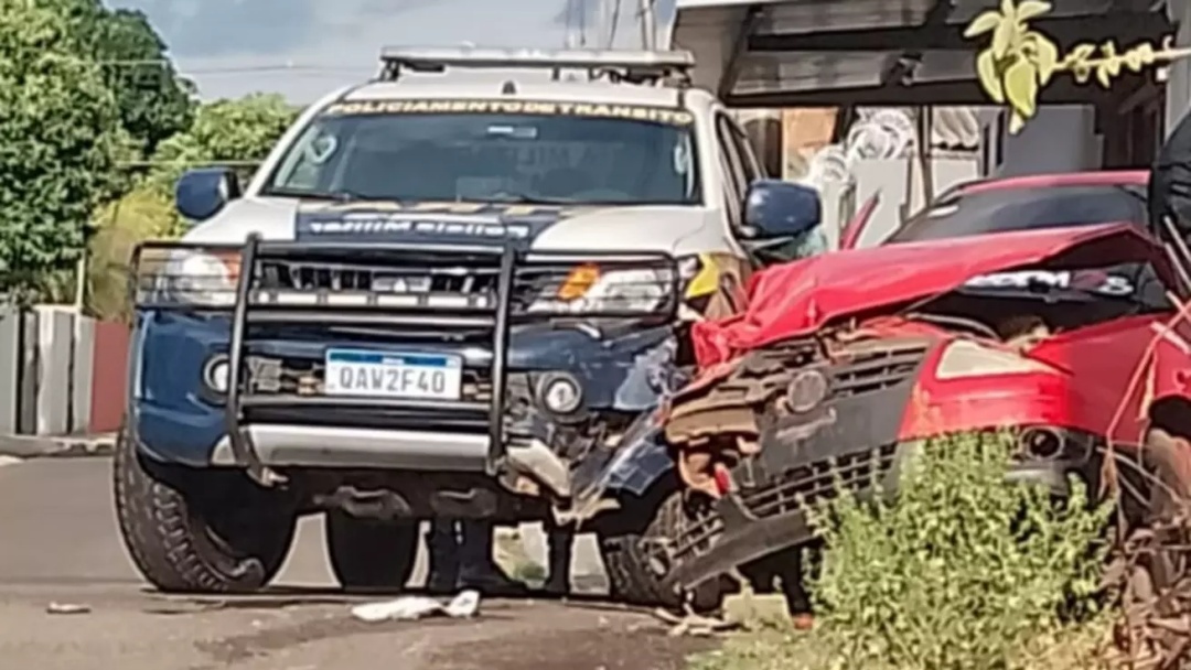 Persegui&ccedil;&atilde;o a motociclista termina com acidente envolvendo viatura