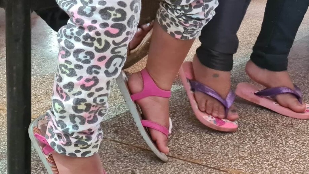 Mulher &eacute; agredida por vizinha ap&oacute;s defender filha de 1 ano em Campo Grande   