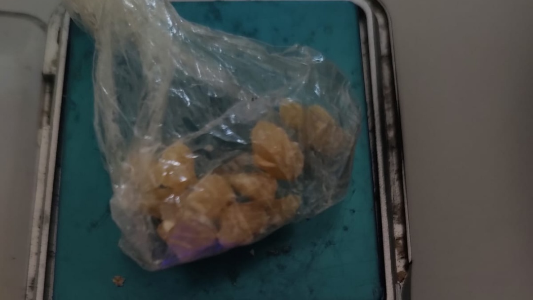 Homem &eacute; preso pela Pol&iacute;cia Militar por tr&aacute;fico de drogas no Jatob&aacute;