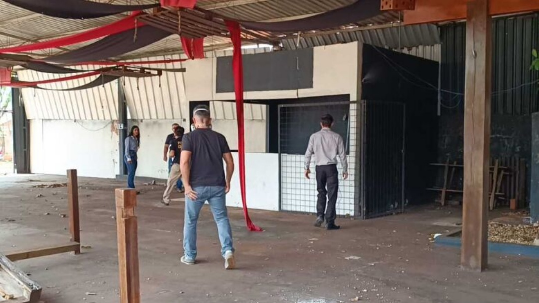 Homem &eacute; encontrado morto em com&eacute;rcio desativado 