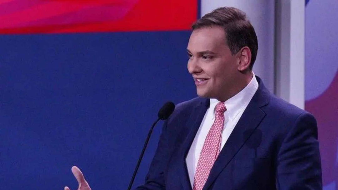 Ex-deputado de origem brasileira George Santos deixa pris&atilde;o americana ap&oacute;s perd&atilde;o de Trump