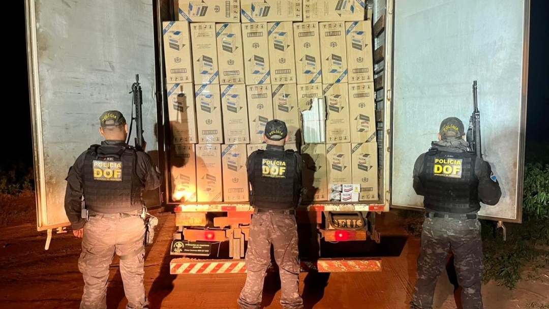 Caminh&atilde;o furtado em Navira&iacute; &eacute; recuperado com 15 mil pacotes de cigarros contrabandeados
