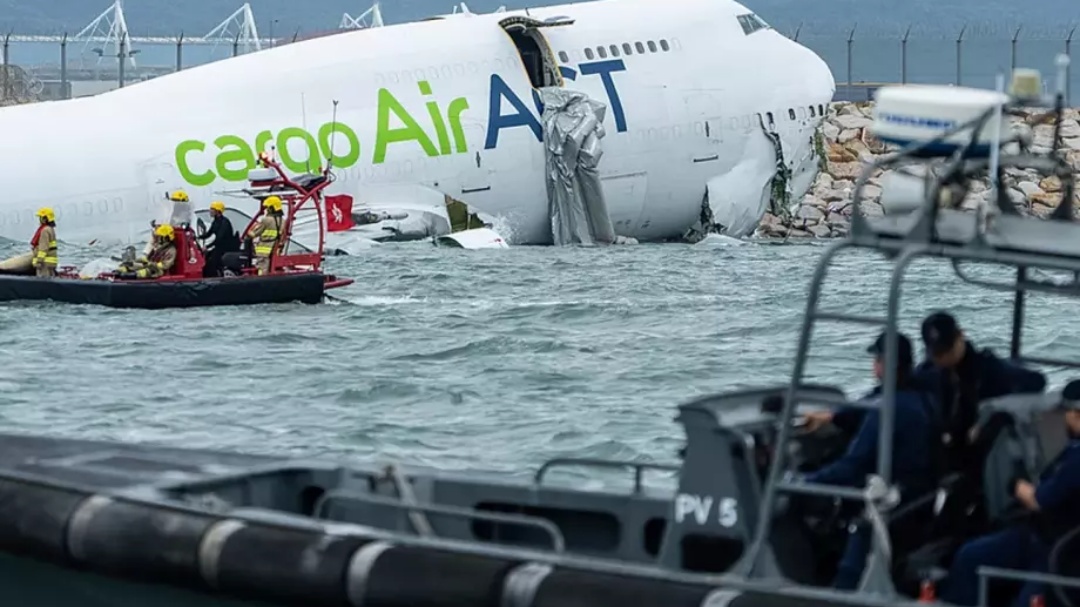Avi&atilde;o cargueiro cai no mar durante pouso no Aeroporto de Hong Kong  