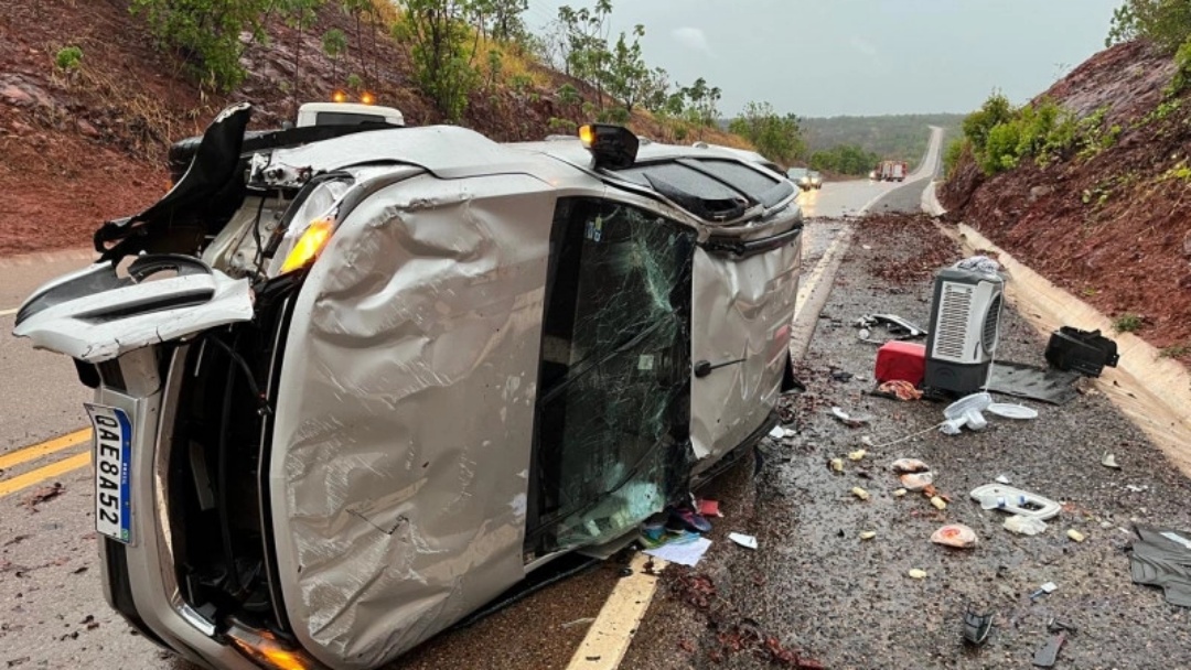 Tr&ecirc;s pessoas ficaram feridas em capotamento na BR-359