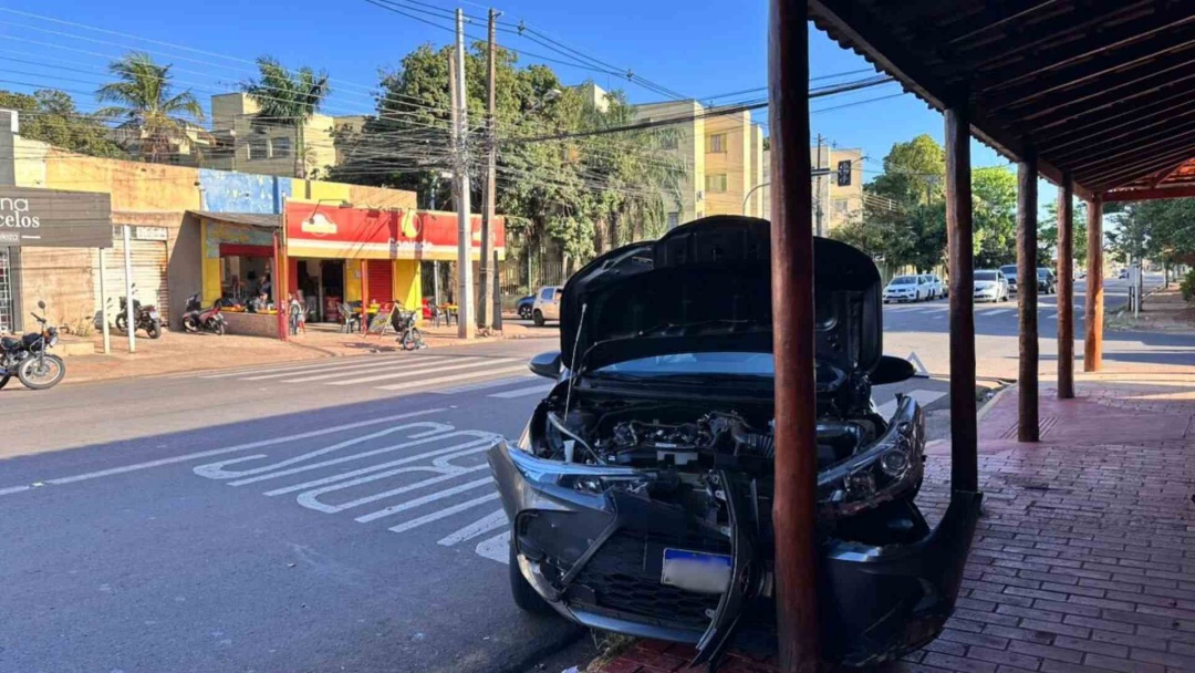 Bombeiro bate carro em pilar de estabelecimento na Brilhante em Campo Grande