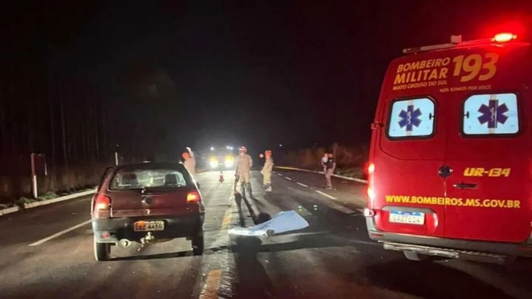 Motociclista avança sinalização, bate em carro e morre em Costa Rica