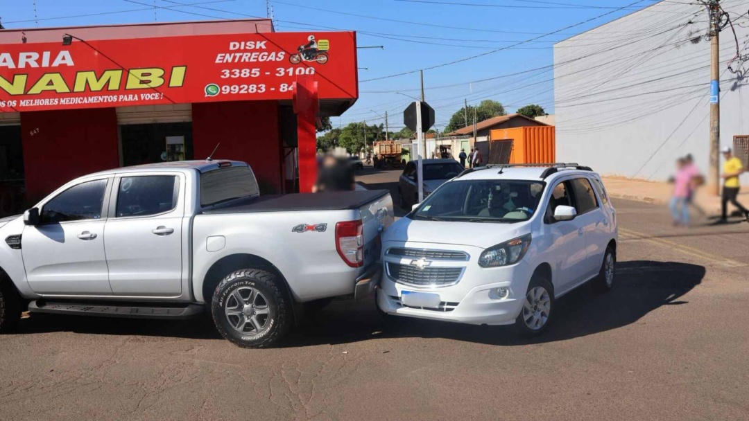 Caminhonete atinge carro ao realizar manobra de ré no Jardim Tijuca