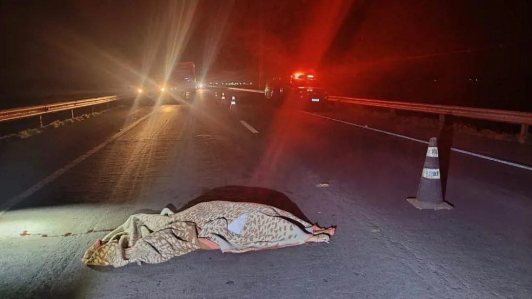 Mulher morre atropelada e motorista foge sem prestar socorro na BR-267, em Bataguassu