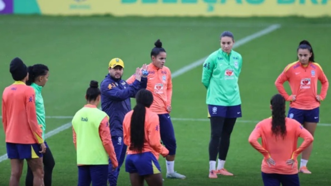 Sele&ccedil;&atilde;o feminina realiza 1&ordm; treino para amistosos na Europa