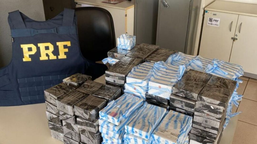 Carro de luxo &eacute; apreendido em Dourados com mais de R$ 1,7 milh&atilde;o em iPhones 