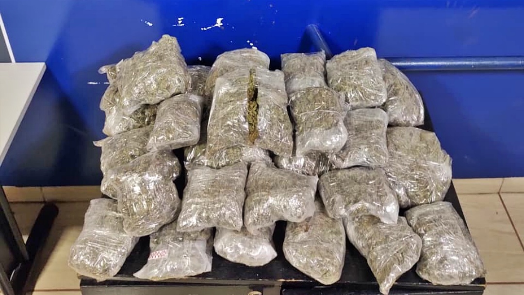 Mulher &eacute; presa transportando mais de 5 quilos de skunk na MS-162