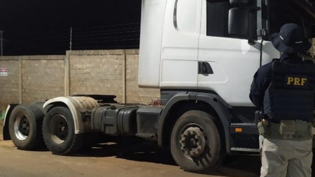Caminh&atilde;o utilizado em golpe de roubo de cargas em GO &eacute; apreendido na BR-262
