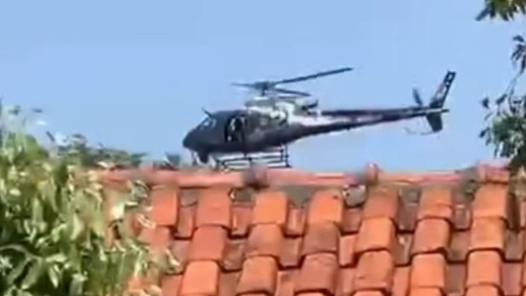 Helicóptero da polícia faz buscas por dupla que deixou rapaz baleado em Dourados