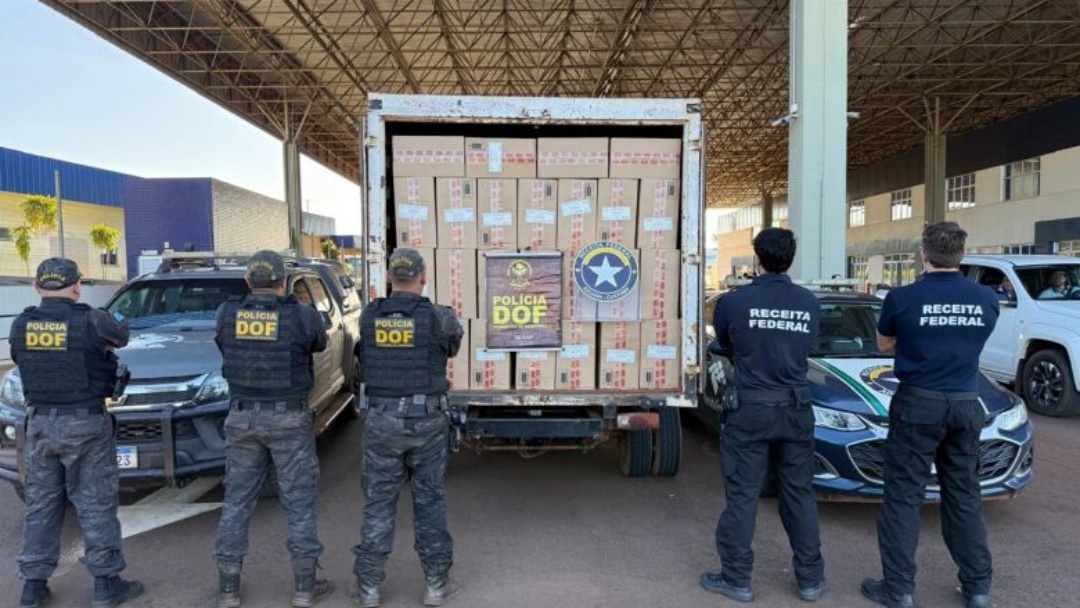 Caminh&atilde;o furtado &eacute; recuperado abarrotado de cigarros contrabandeados